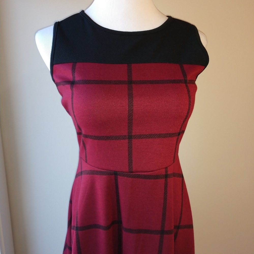 Red or Green Dress - Picture 4 of 8